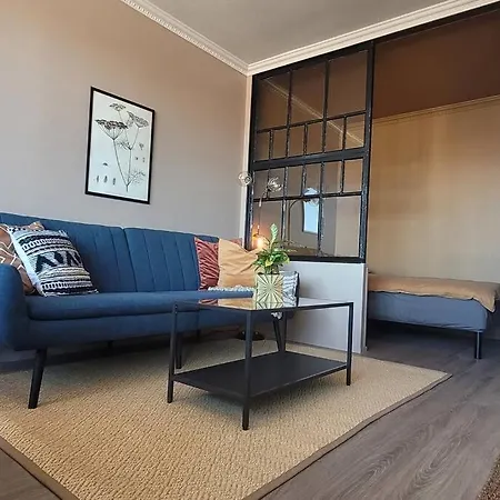 Renovated In The Centre Apartment *